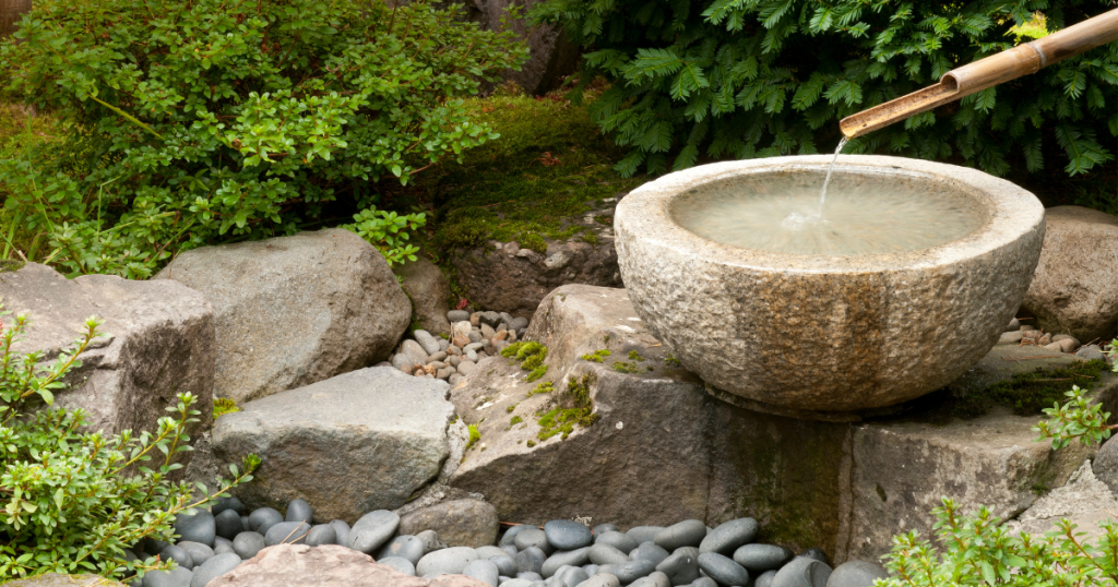 Fontaine moderne zen dans un jardin