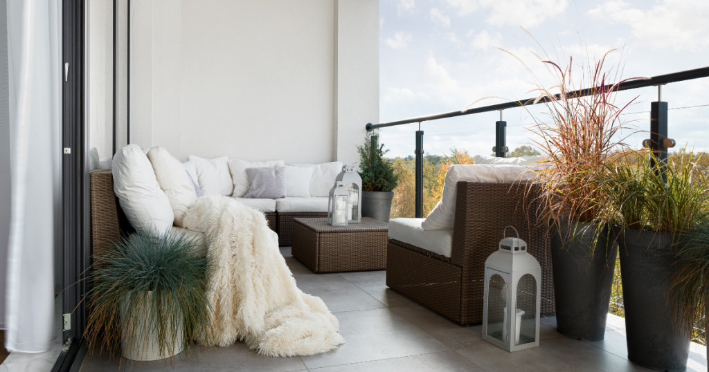 petit balcon aménagé de divan extérieur blanc confortable